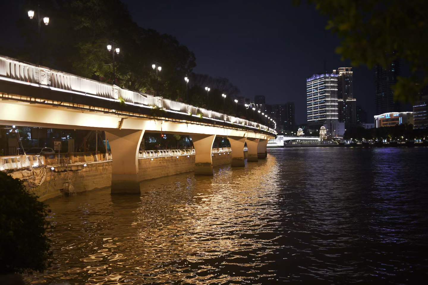 城市河岸夜景