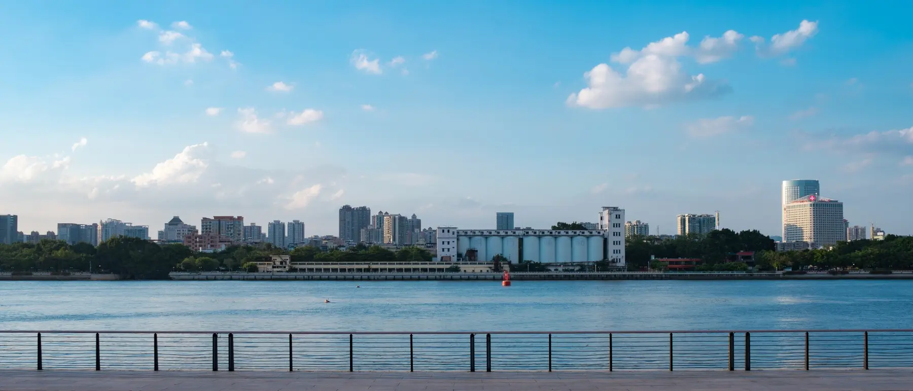 广州江岸与城市天际线